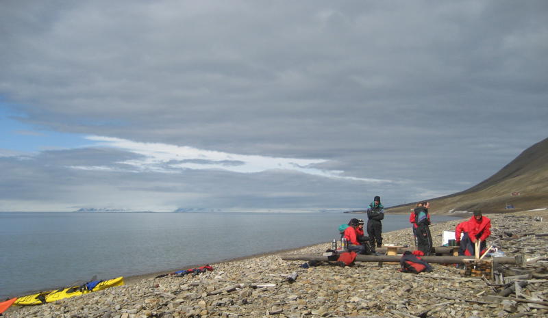 Picknick an einem gut vorbereiteten Platz in Hiorthhamn - fuer das Lagerfeuer wird das ueberall herumliegende Treibholz benutzt (Bild von Birgit Jaenicke)